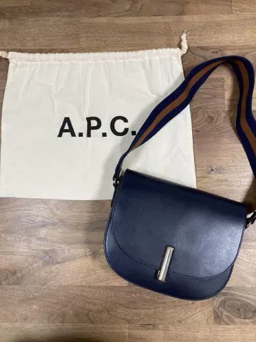 [레어] A.P.C. 숄더백 하프문 정품