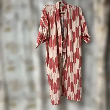 전통적인 빨간색과 화이트 유카타