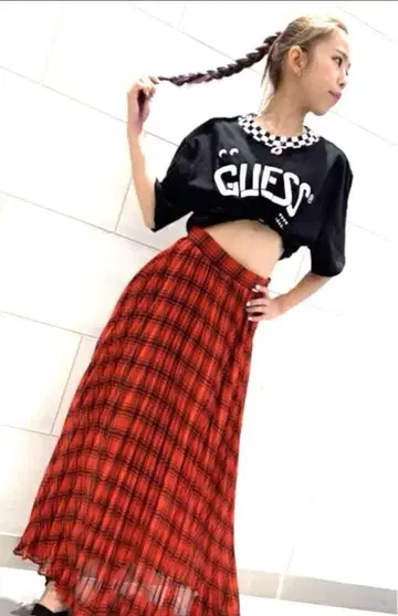 GUESS 빨간색과 검은색 체크 무늬 플리츠 롱 스커트