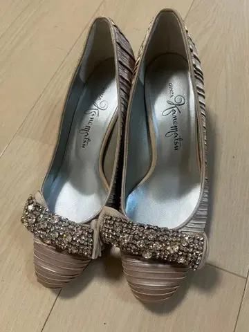 긴자 카네마츠 새틴 비쥬 장식 펌프스 핑크 베이지 결혼식