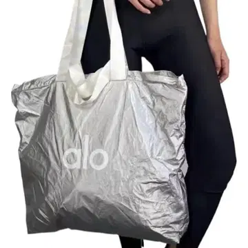 Alo yoga 실버 토트백