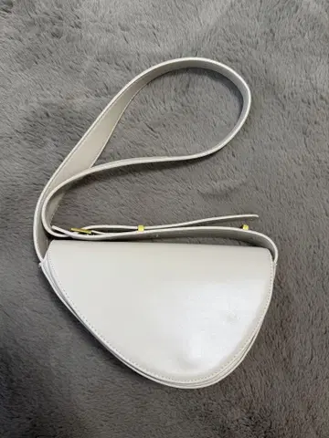 [새상품급] ZARA 자라 화이트 반달형 숄더백