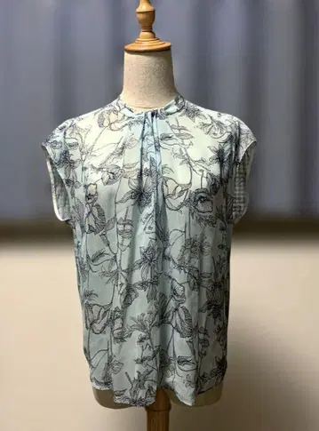 스카이블루 꽃무늬 슬리브리스 셔츠