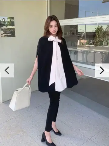 리본 포함 블랙 화이트 케이프