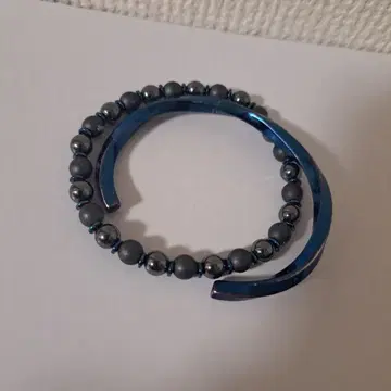 파란색 오픈 뱅글과 그레이 비즈 팔찌