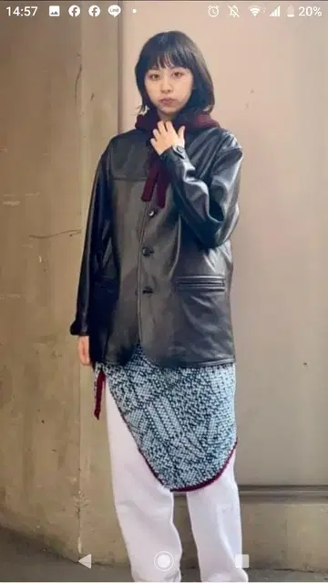 POM Amsterdam (폼 암스테르담)의 뜨개질 무늬 삼각형 스톨