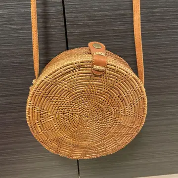 원형 브라운 바스켓백