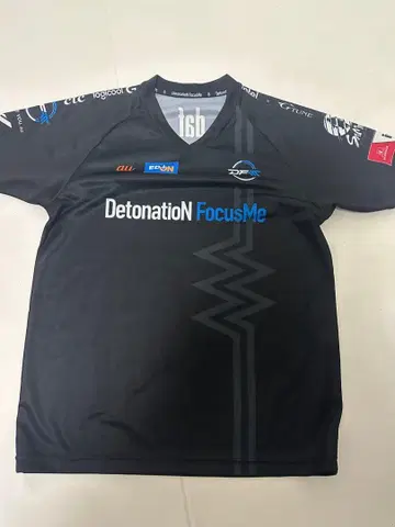 더 이상 구할 수 없는 초레어 DFM 스폰서 로고 포함 유니폼