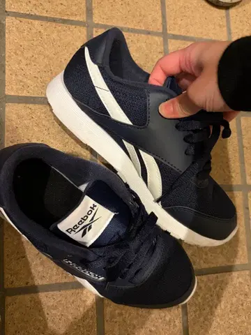 Reebok 네이비 스니커즈