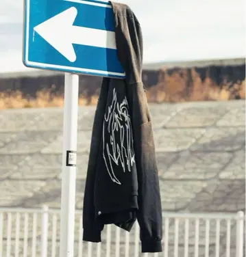 그래픽 프린트 블랙 후드티