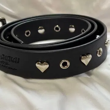 새상품 TINA:JOJUN 블랙 벨트 하트 스터드