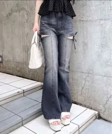 INGNI 사이드 리본 컷 아웃 플레어 데님 팬츠