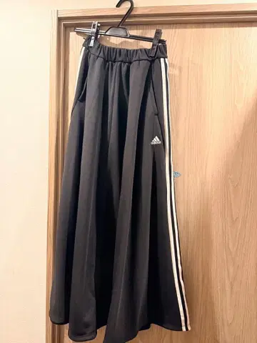 adidas 블랙 플레어 스커트 S 사이즈