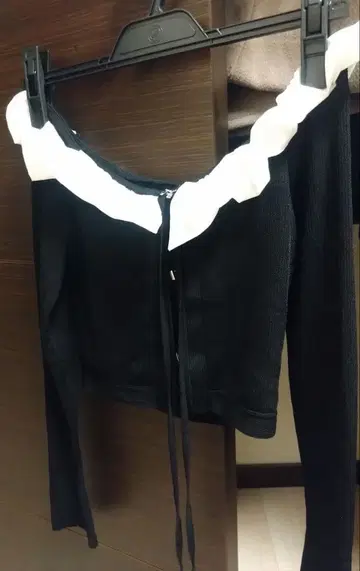SNIDEL 프릴 오프숄더 블랙 니트