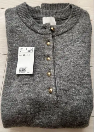 완판템 H&M 이번 시즌 미사용 새상품 그레이 버튼 달린 스웨터 XS