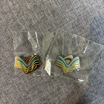 컬러풀 물결 디자인 핀 배지 2개 세트