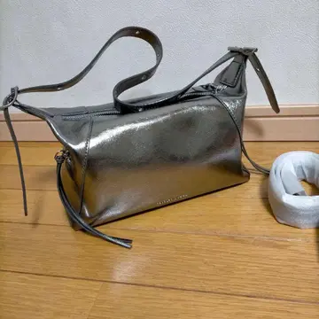 미사용 찰스앤키스 메탈릭 실버 숄더백 M