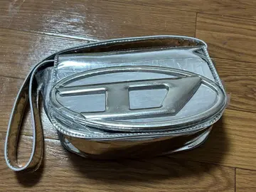 메탈릭 실버 숄더백