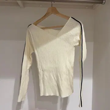 Sea Room Lynn 비대칭 오프숄더 리브 니트