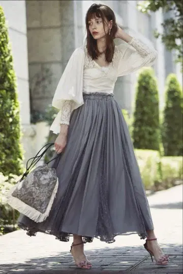 라벨에튀드 Vintage 스타일 레이스 절개 샤샤 스커트 플레어 쉬폰