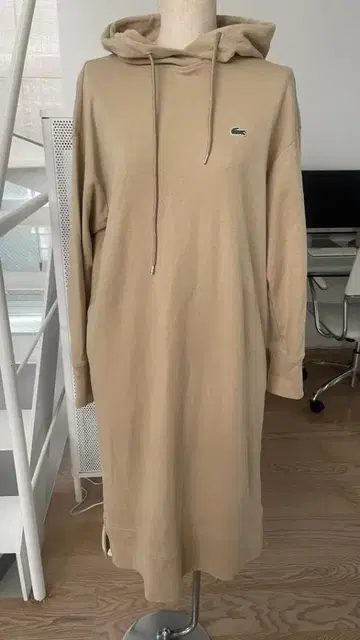LACOSTE 후드 부착 베이지 롱 원피스