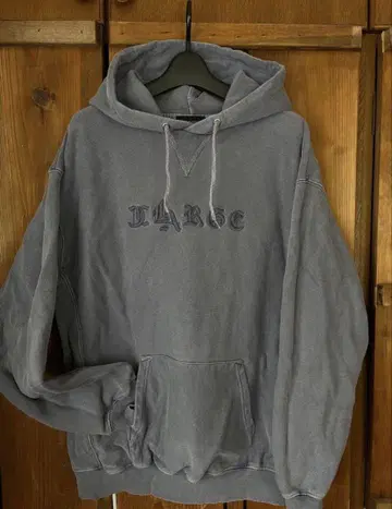XLARGE 피그먼트 엠보싱 풀오버