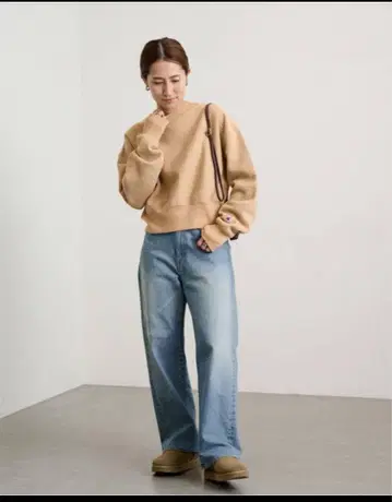 프레임워크 챔피온 맨투맨 베이지