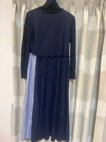 네이비 터틀넥 플리츠 원피스