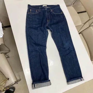 유니클로 셀비지 다크 네이비 도넛 버튼 모델 31