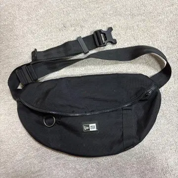 NEW ERA 블랙 바디백