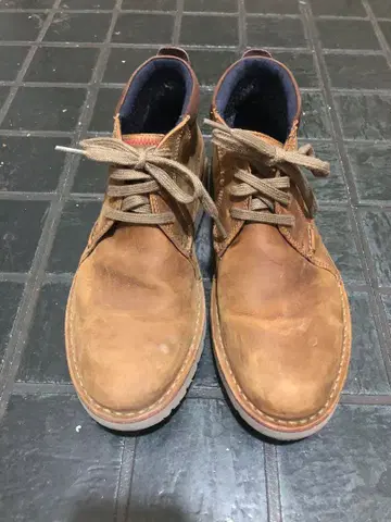 클락스 브라운 가죽 하이컷 신발