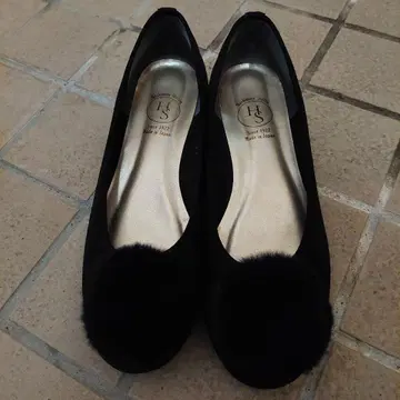 블랙 스웨이드 펌프스 퍼 포함 24cm