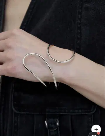 DEFORMATION TWIST BANGLE 팔찌