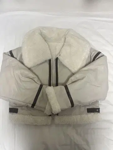 그레일 보아 카라 부착 숏 기장 무스탕 코트