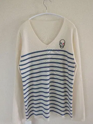 루시안 페라피네 깊은 V넥 스컬 장식 보더 니트