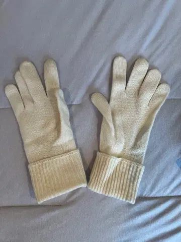 Theory 아이보리 장갑 리브 커프스 포함