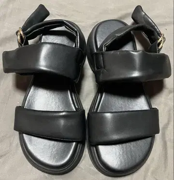 블랙 플랫 샌들 스트랩 포함
