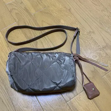 브라운 나일론 퀼팅 숄더백