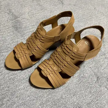 Clarks 꼬임 디자인 힐 샌들 베이지