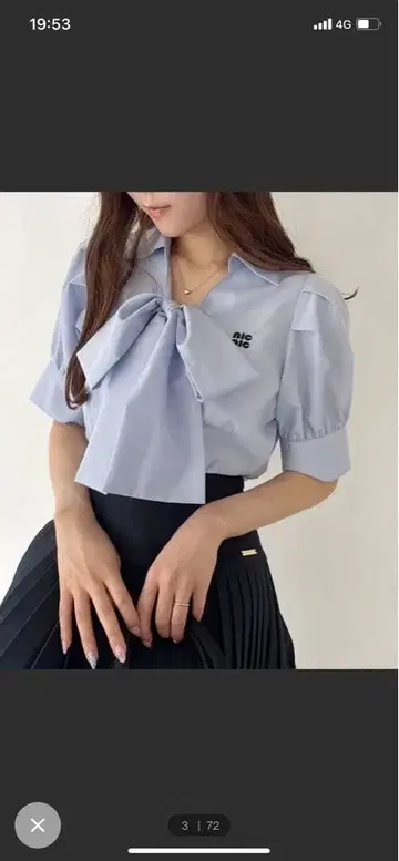 리본 포함 라이트 블루 셔츠