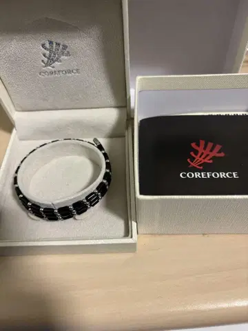 COREFORCE 블랙 화이트 목걸이