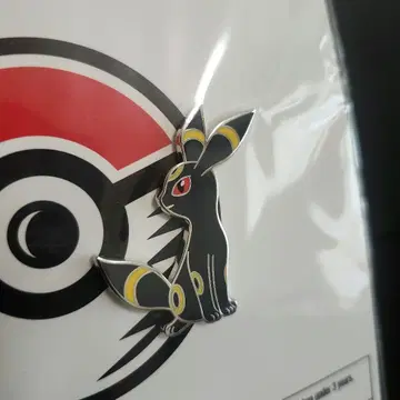 해외 포켓몬 센터 서플라이 블래키 핑 핀 배지