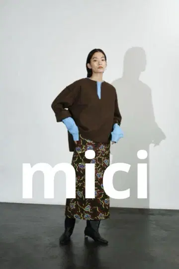 mici ROSEBUD 미치 빅 실루엣 입체 커팅 탑 티셔츠