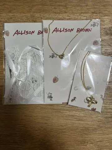 Allison Brown 목걸이, 헤어 클립 세트
