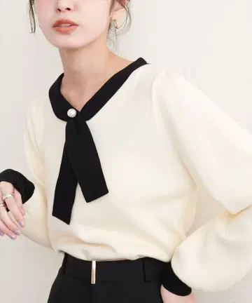 내추럴 꾸뛰르 배색 펄 장식 보타이 니트