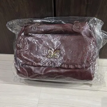 와인 레드 나비 모티브 핸드백