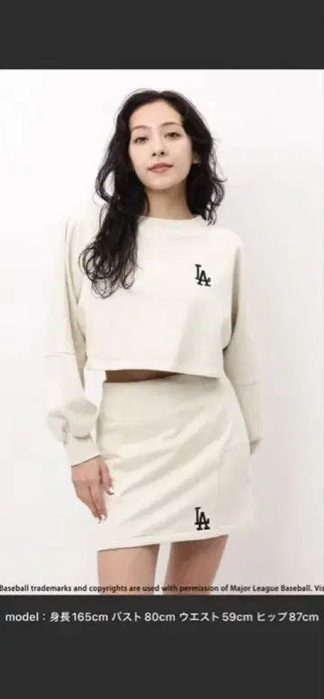 크림색 크롭 맨투맨