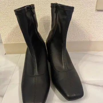블랙 스퀘어토 부티