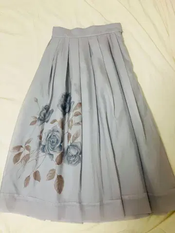 an another angelus 로즈 프린트 시어 턱 스커트