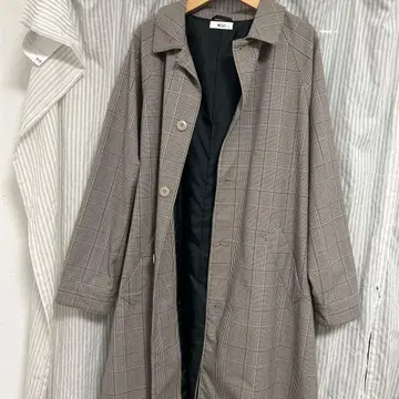 그레이 계열 체크 무늬 롱 코트